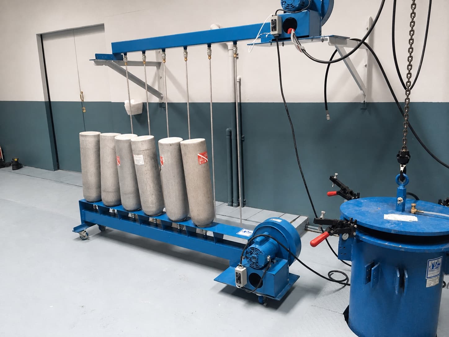 Cylinder hydrotesting rig with six suspended cylinders in the service station