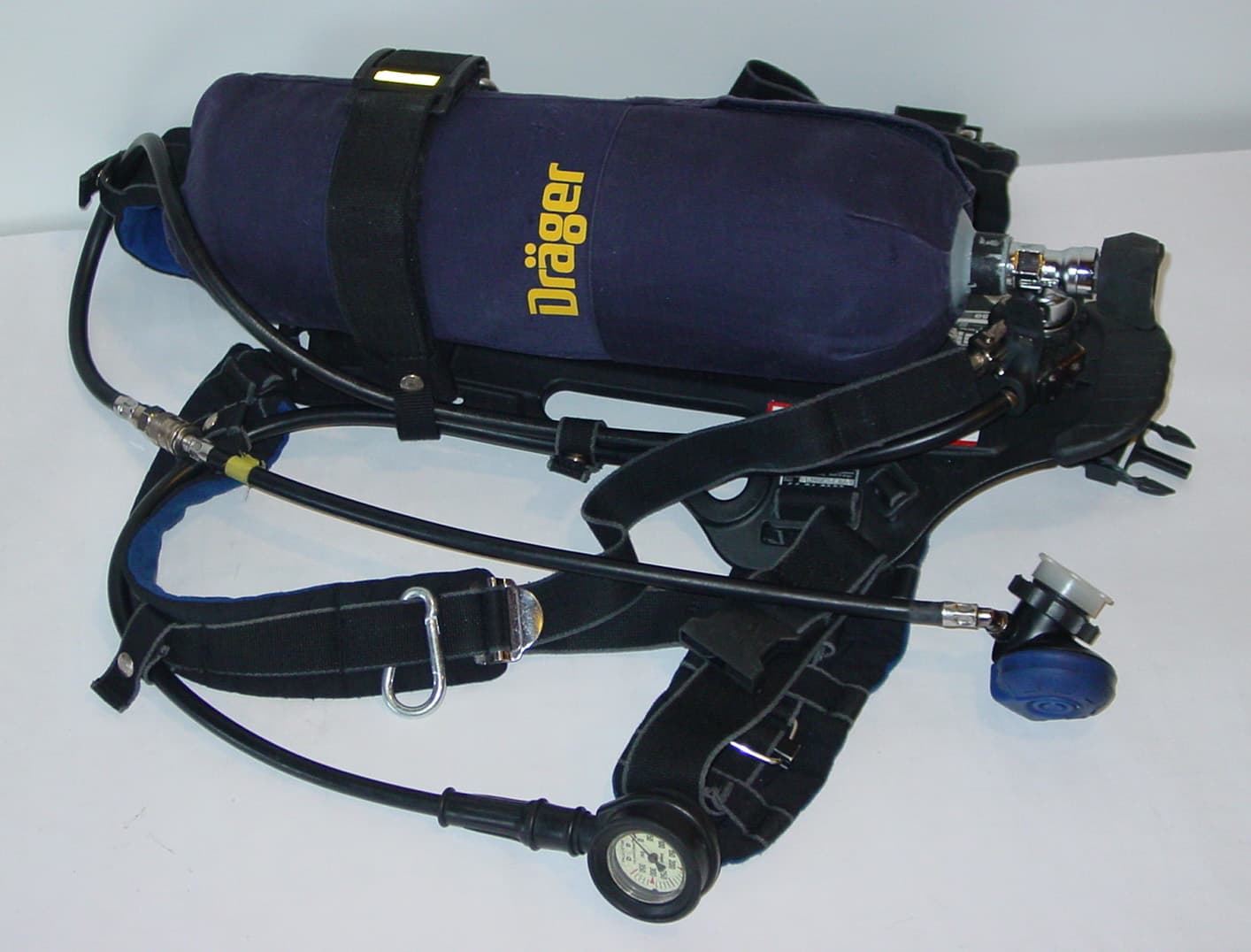 Dräger breathing apparatus with cylinder cover, harness, hoses, gauge and lung-demand valve